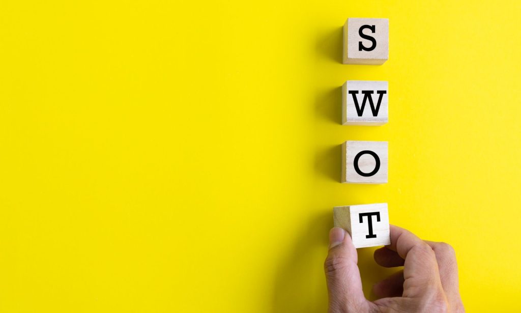 SWOT分析で「強み」と「リスク」を可視化する